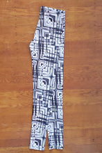 Load image into Gallery viewer, Black and White Light Painting Yoga Leggings